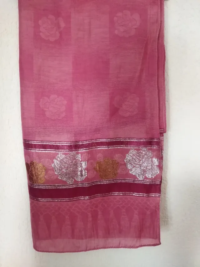 Foulard rosa con detalles dorados y plateados