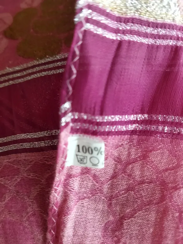 Foulard rosa con detalles dorados y plateados