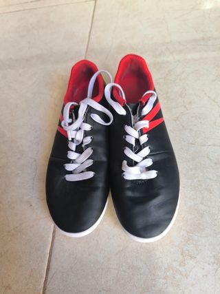 Botas de fútbol Kipsta Talla 31 Negras y Rojas