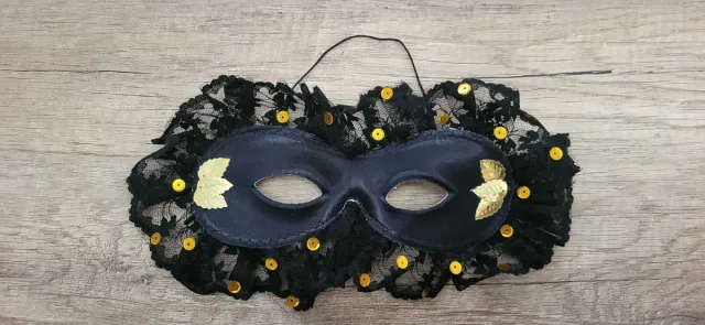 Antifaz negro y dorado con puntilla
