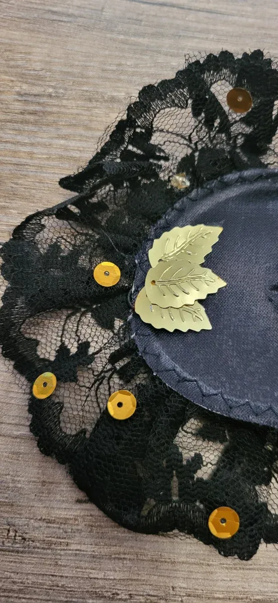 Antifaz negro y dorado con puntilla