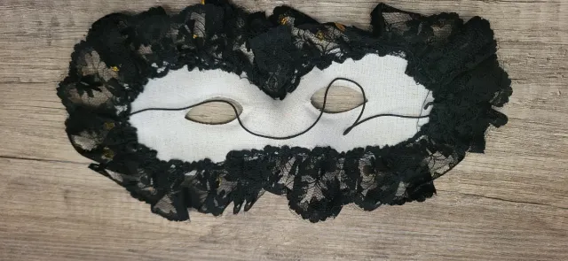 Antifaz negro y dorado con puntilla