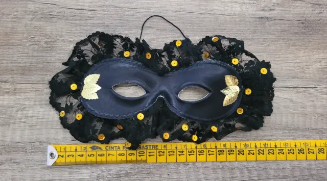 Antifaz negro y dorado con puntilla
