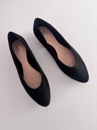 Zapatos negros tacón bajo aterciopelados talla 37