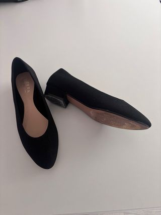 Zapatos negros tacón bajo aterciopelados talla 37