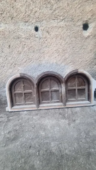 Ventanas Arqueadas Antiguas Marrones