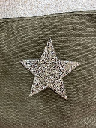 Bolso verde con estrella brillante