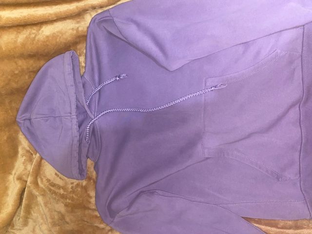 Sudadera morada con capucha