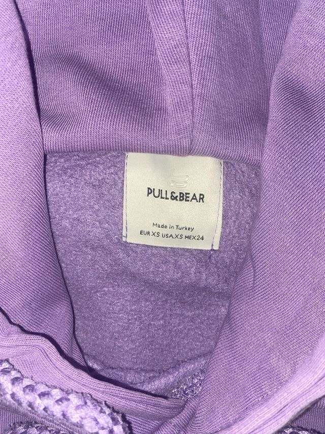 Sudadera morada con capucha