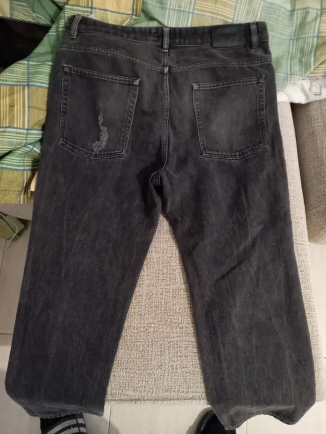 Pantalón Pull&Bear gris desgastado