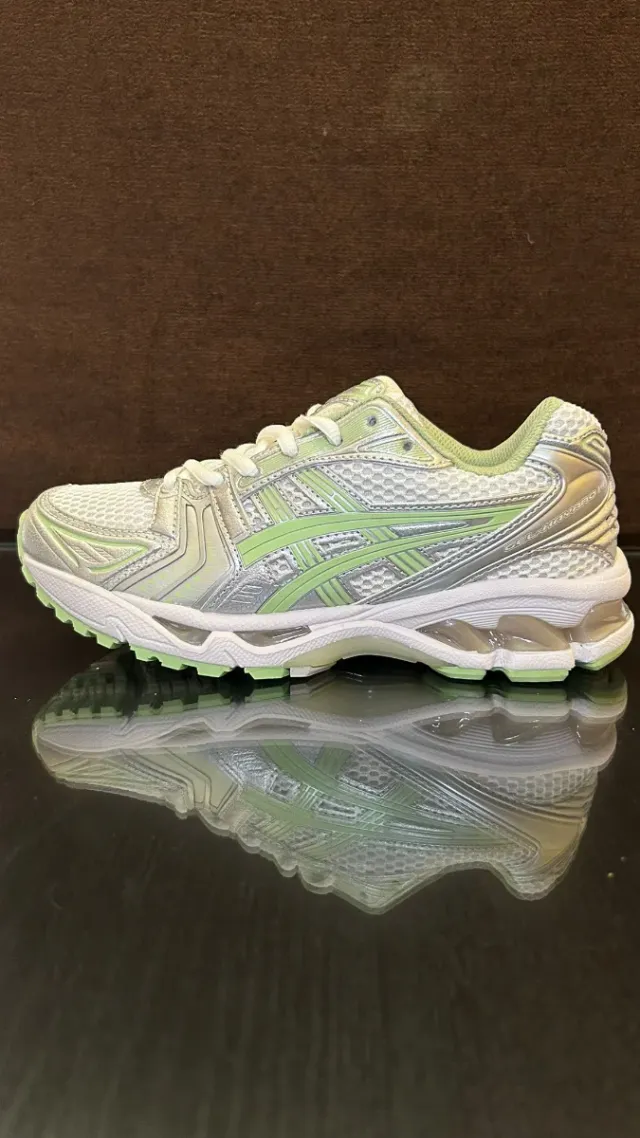 Zapatillas ASICS plateadas y verdes