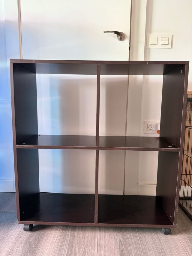 Estantería modular de madera oscura