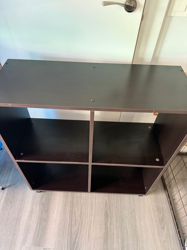 Estantería modular de madera oscura