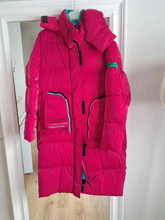 Plumas largo fucsia con detalles turquesa