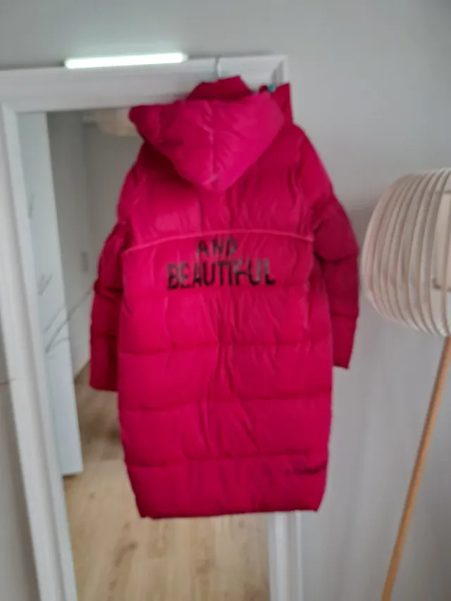 Plumas largo fucsia con detalles turquesa