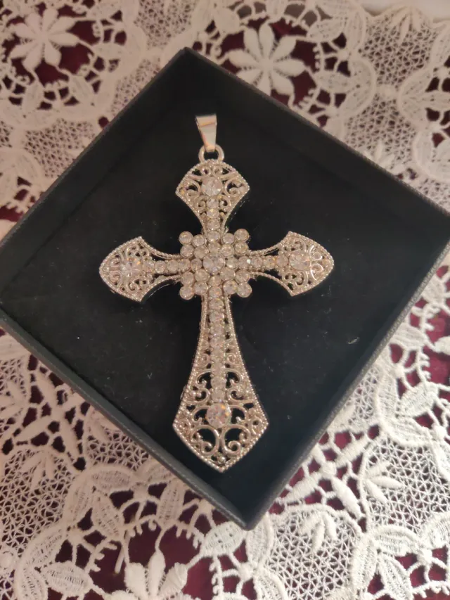 Colgante Cruz Plateada con Circonitas