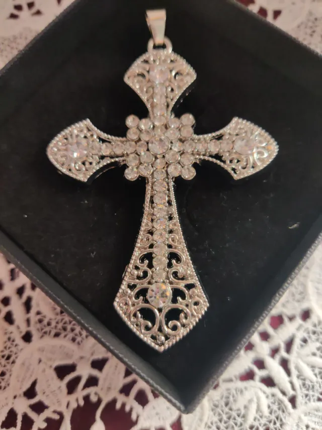Colgante Cruz Plateada con Circonitas