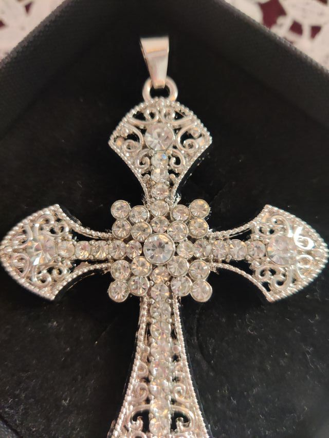 Colgante Cruz Plateada con Circonitas