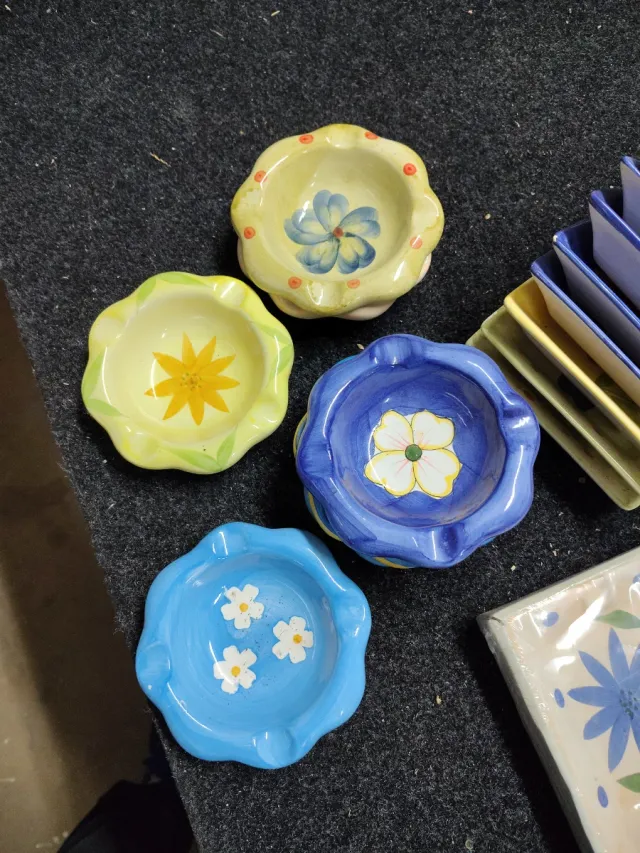 Ceniceros de cerámica con diseño floral