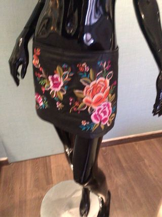 Minifalda de cuero con flores bordadas