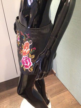 Minifalda de cuero con flores bordadas