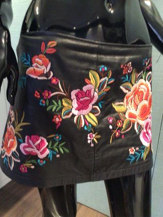 Minifalda de cuero con flores bordadas