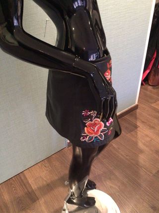 Minifalda de cuero con flores bordadas