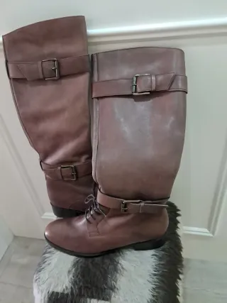 Botas altas marrones con hebillas