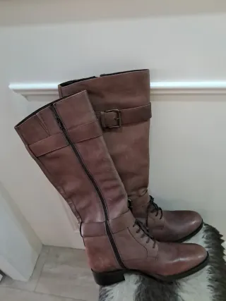 Botas altas marrones con hebillas