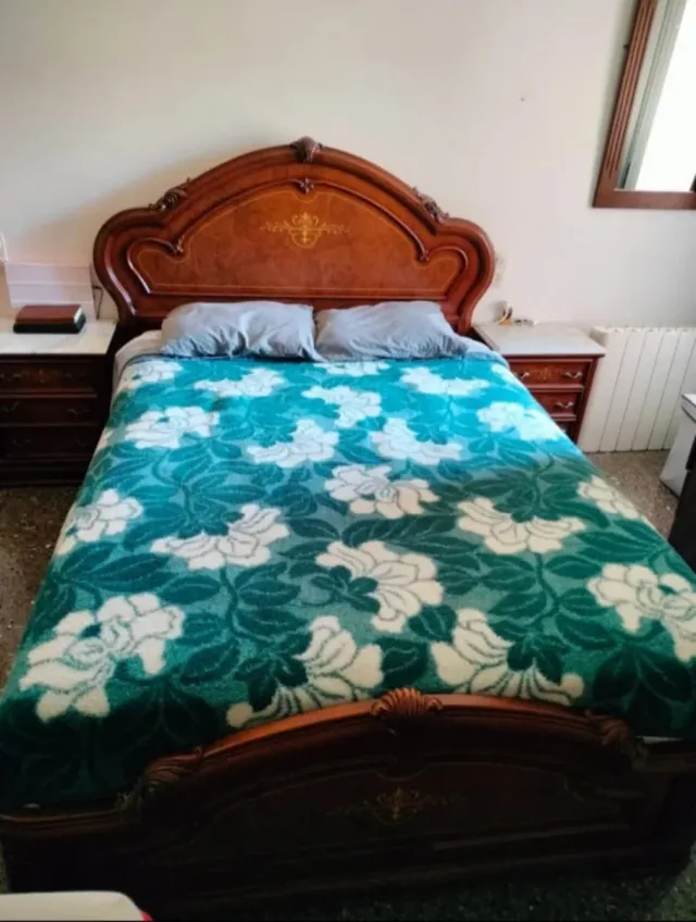 Cama matrimonial de madera y tela