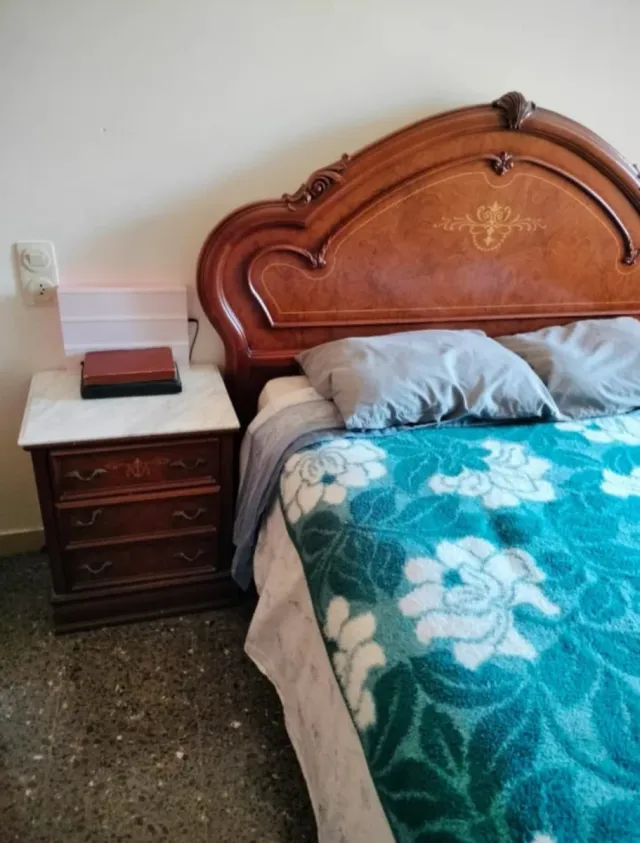 Cama matrimonial de madera y tela