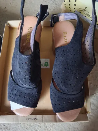 Sandalias azules con tacón de madera