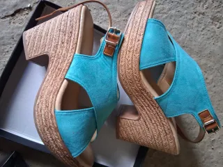 Sandalias azules con tacón de madera