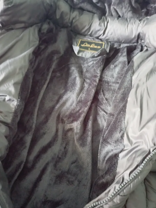 Abrigo acolchado  negro con capucha Calentito