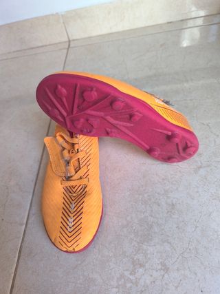 Botas de fútbol Adidas Naranja y Rosa talla 31.