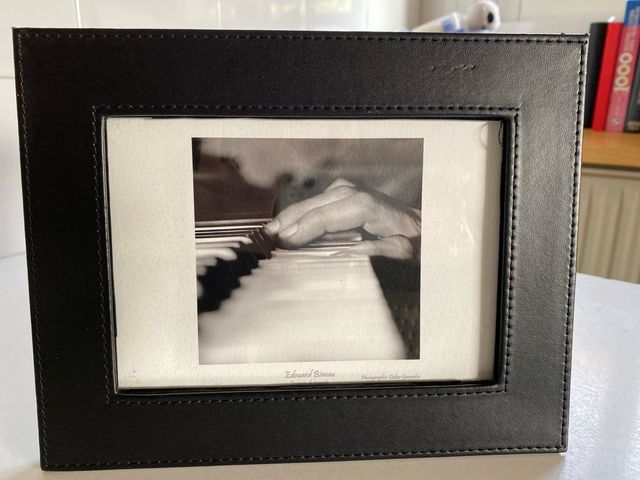 Marco de fotos de piel negro  sin marca