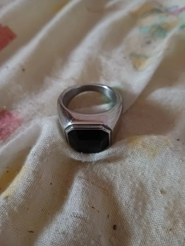 Hola vendo Anillo plateado con piedra