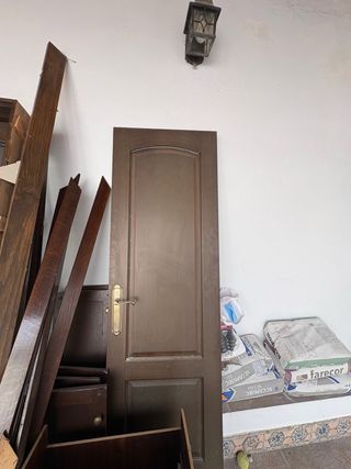 Puerta de madera oscura