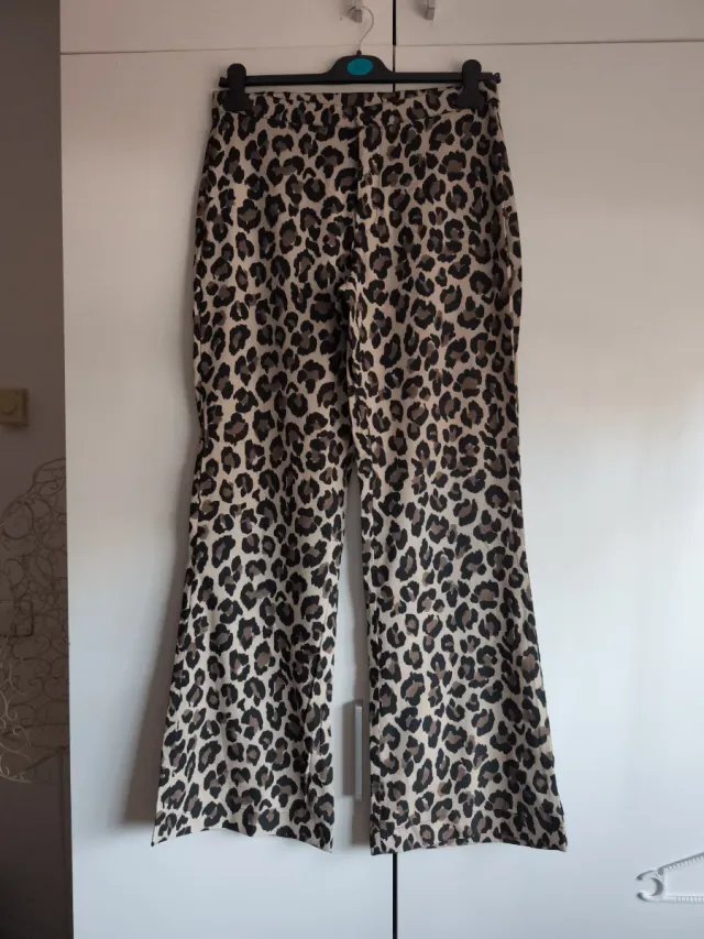 Pantalones de campana con estampado de leopardo