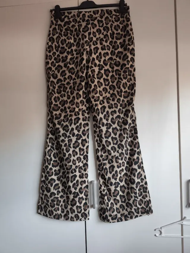 Pantalones de campana con estampado de leopardo