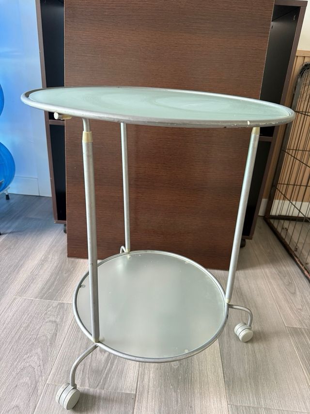 Mesita auxiliar redonda con ruedas