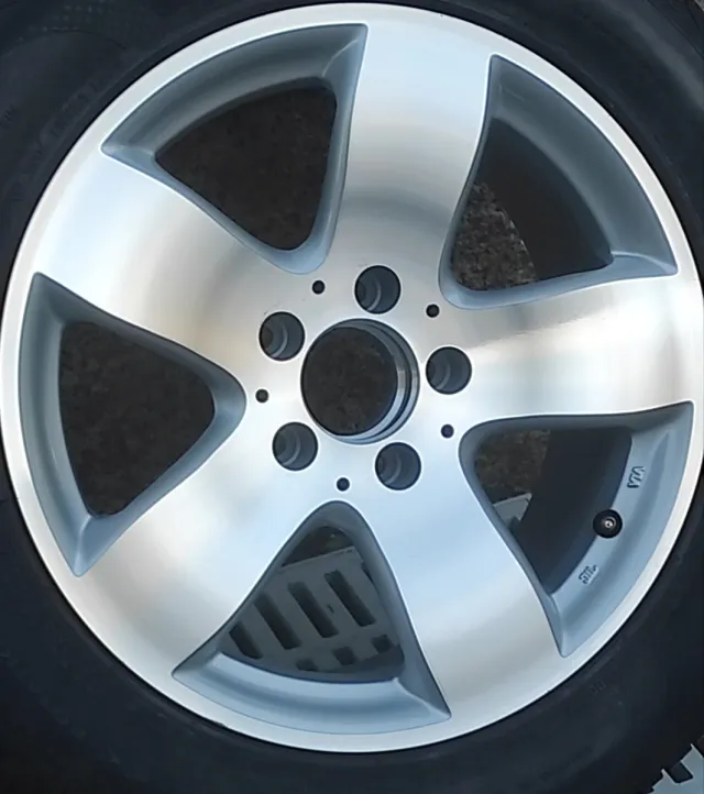 Llanta Mercedes Benz.