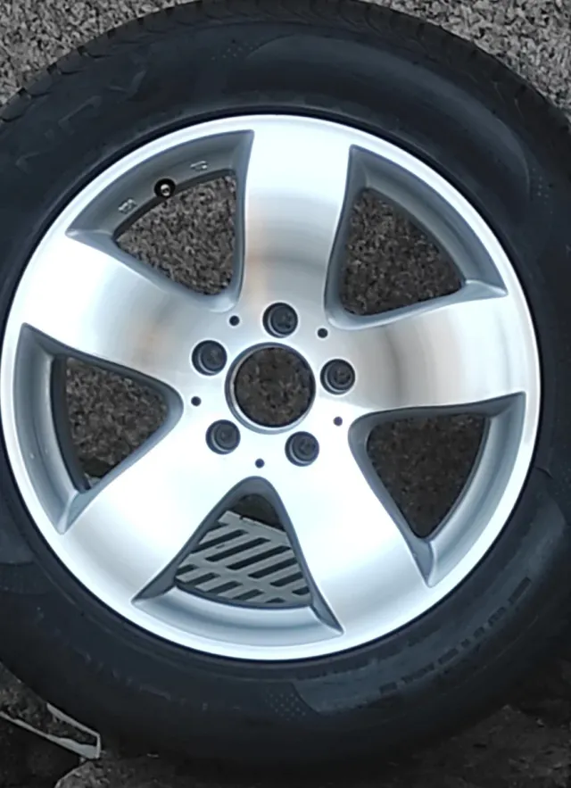 Llanta Mercedes Benz.