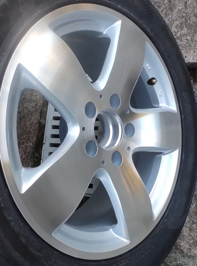 Llanta Mercedes Benz.