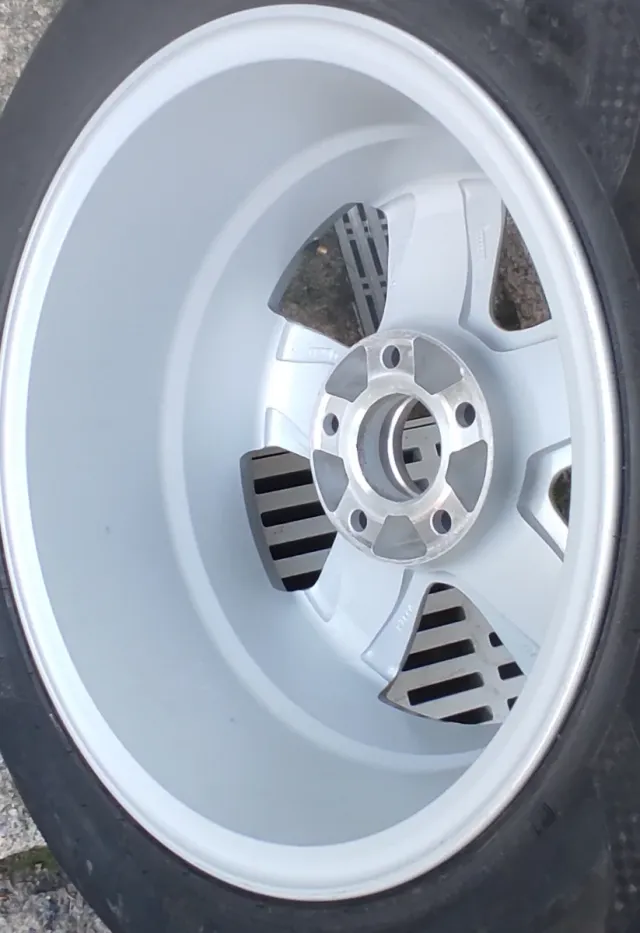 Llanta Mercedes Benz.