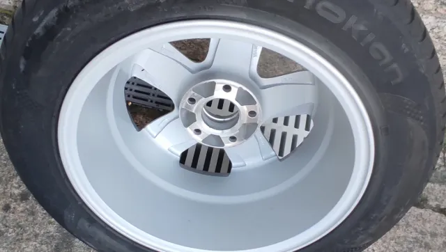 Llanta Mercedes Benz.