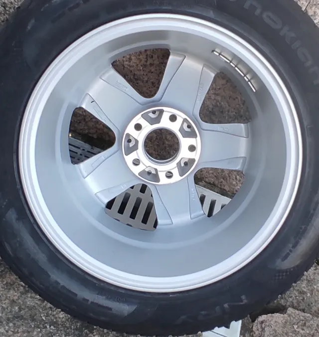 Llanta Mercedes Benz.