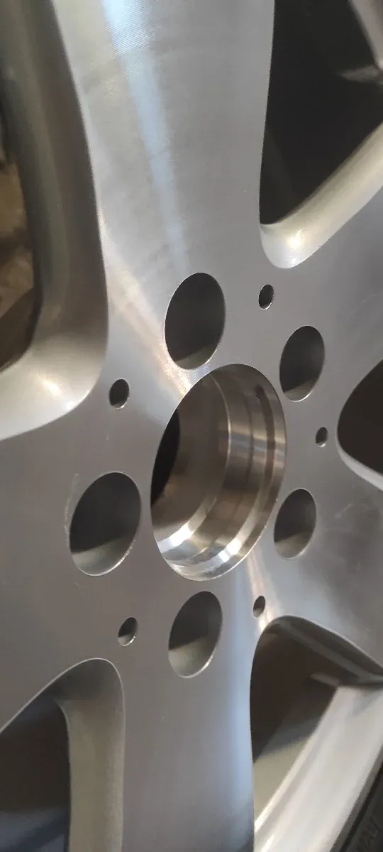 Llanta Mercedes Benz.