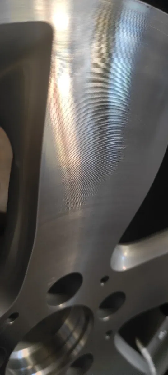 Llanta Mercedes Benz.