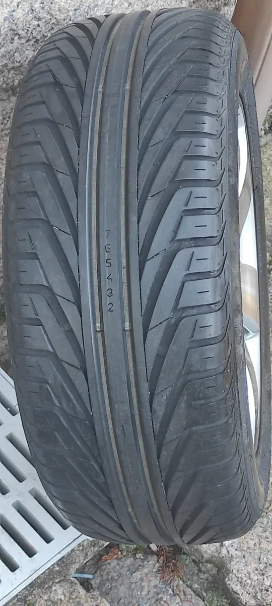 Llanta Mercedes Benz.